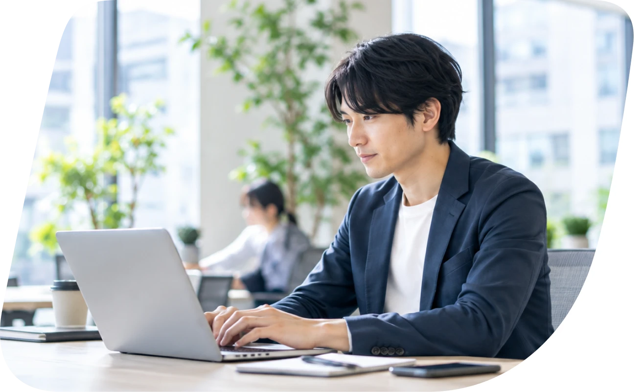 オフィスでノートPCに向かうエンジニア