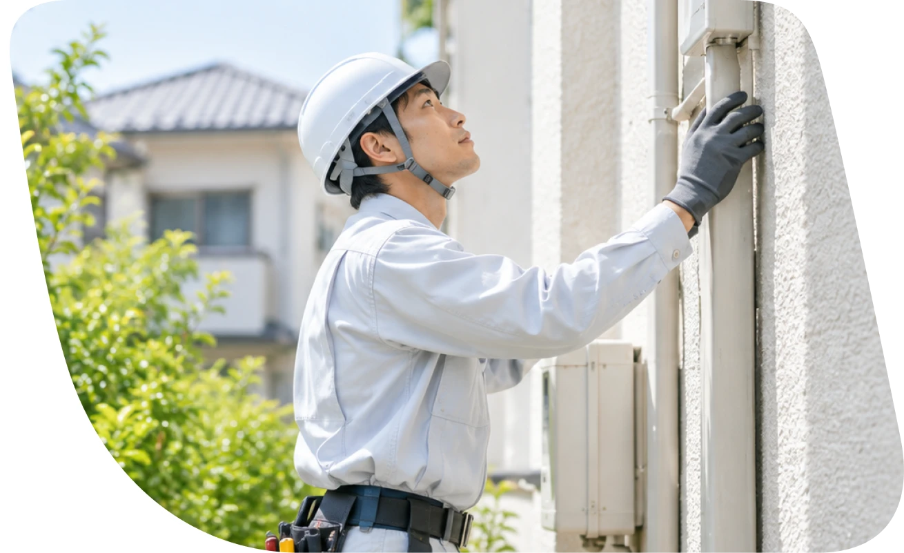 住宅の設備を点検する作業員